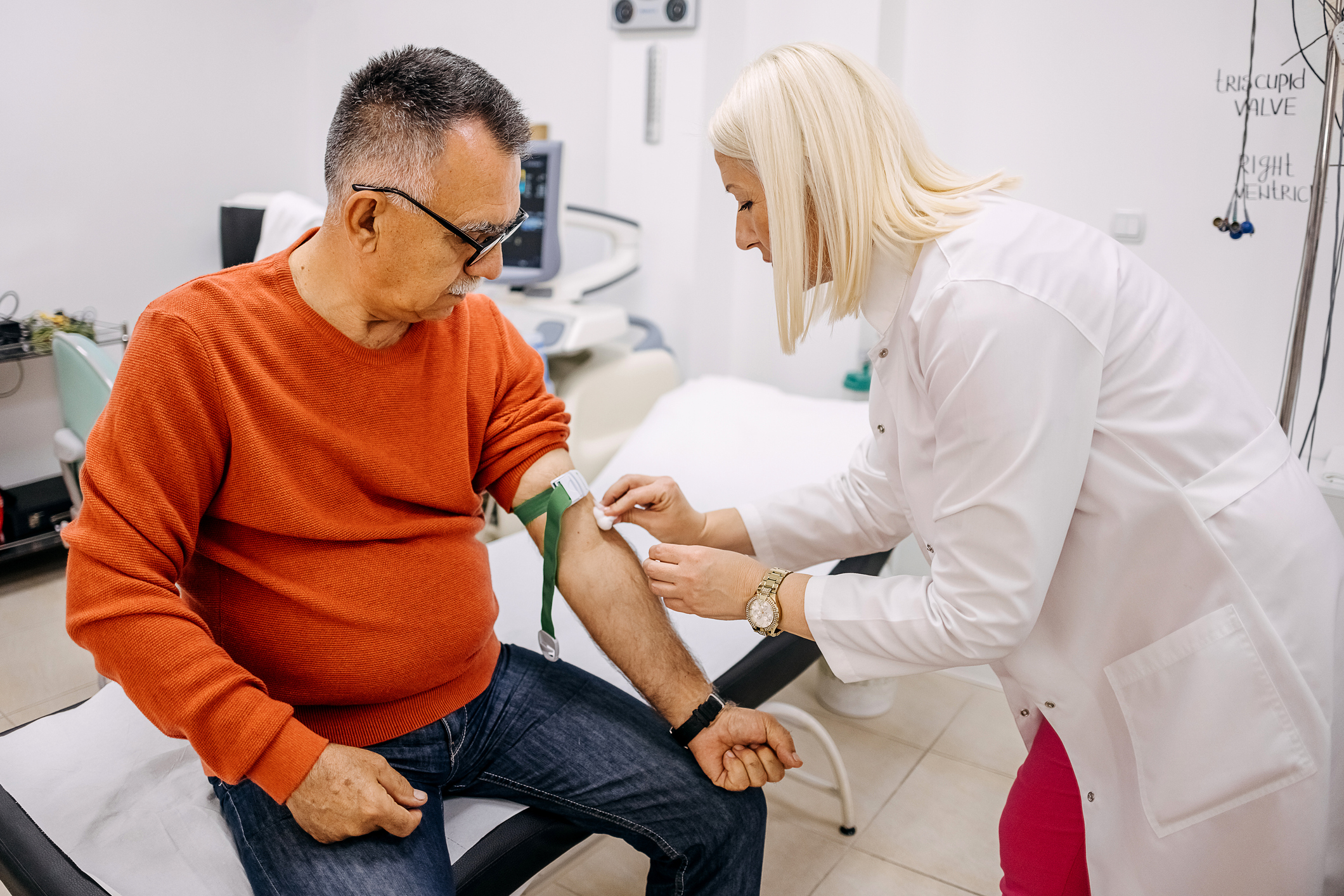 Image of a nurse doing procedure of a blood capture from a vein.