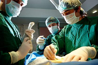 Photo of surgeons at work in the operating room Photo of surgeons at work in the operating room