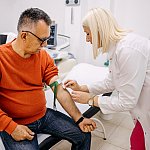 Image of a nurse doing procedure of a blood capture from a vein.